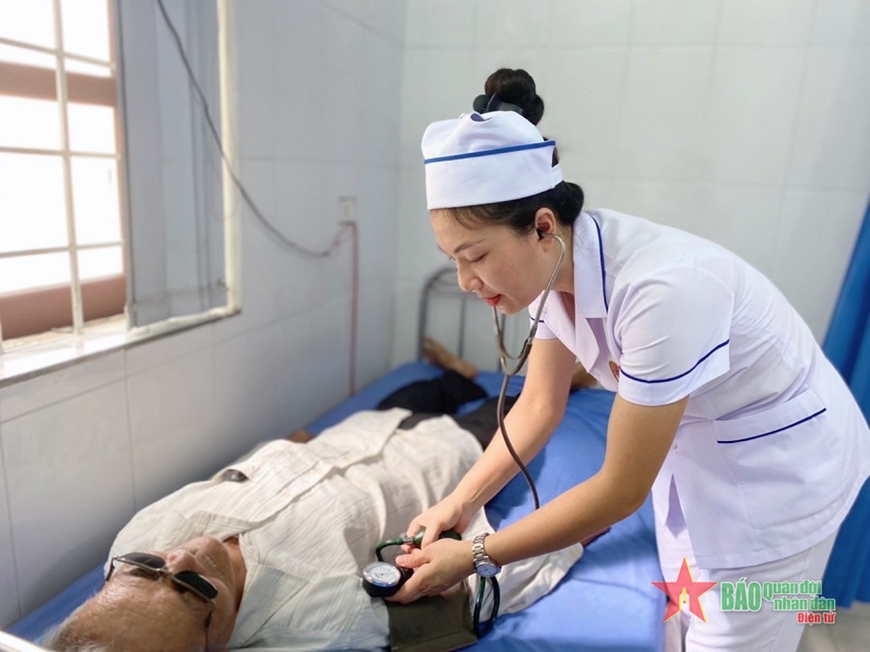 Nữ điều dưỡng trưởng tận tụy với công việc