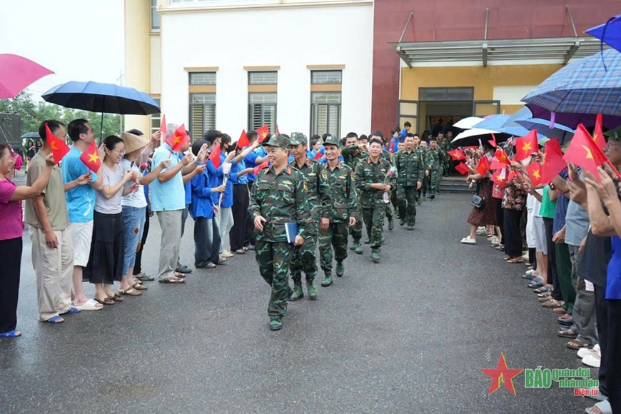 Bộ đội về, nghĩa tình ở lại