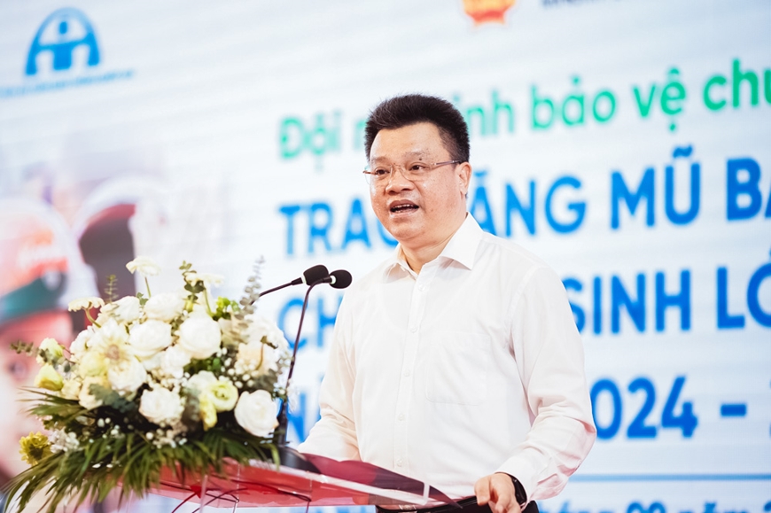 Trao tặng hơn 1,7 triệu mũ bảo hiểm cho học sinh lớp 1 toàn quốc