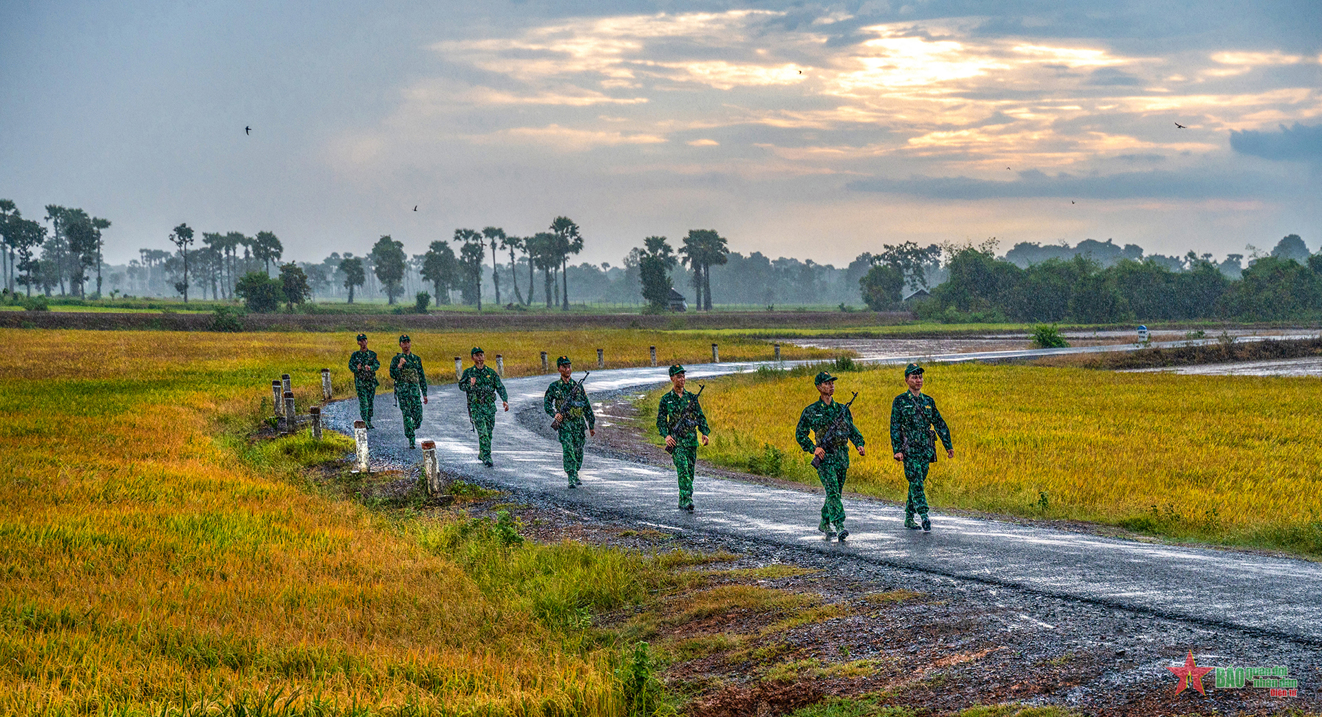 Sắc màu biên cương
