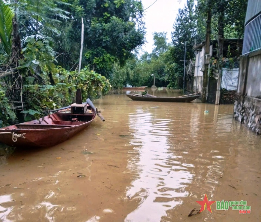 Hà Tĩnh: Hơn 10.000 học sinh vùng ngập lụt phải nghỉ học