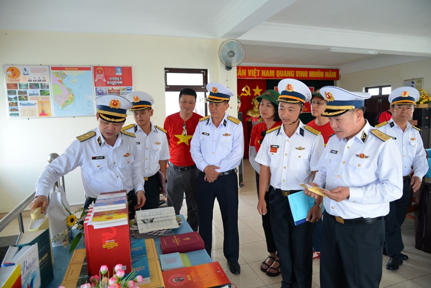Thi đua hoàn thành xuất sắc nhiệm vụ quản lý, bảo vệ chủ quyền biển, đảo Tổ quốc Thi đua hoàn thành xuất sắc nhiệm vụ quản lý, bảo vệ chủ quyền biển, đảo Tổ quốc
