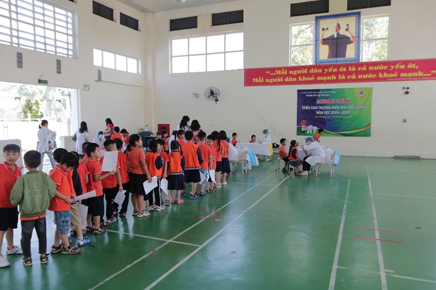 Gần 500 học sinh được chăm sóc răng miệng miễn phí