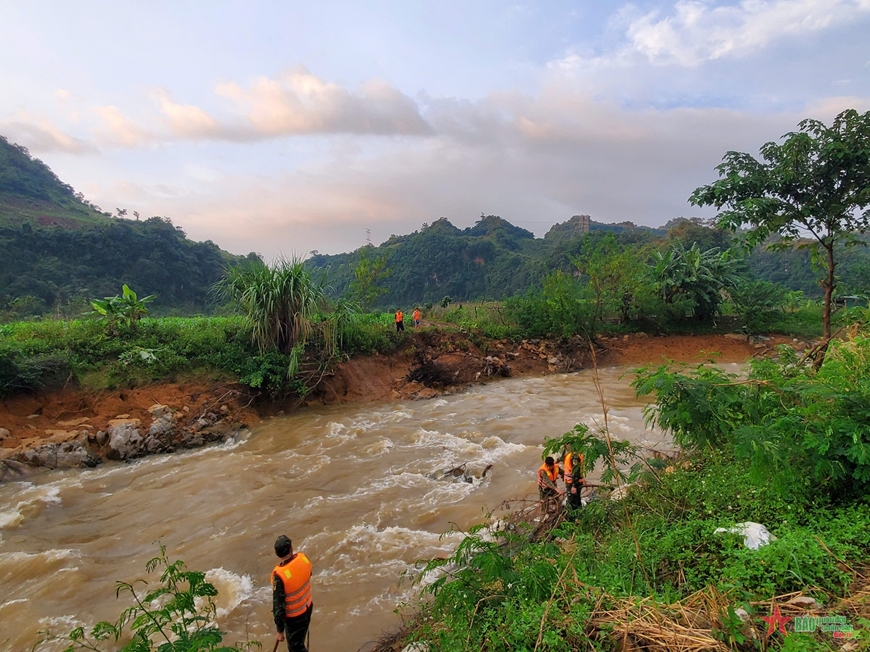 Lực lượng vũ trang huyện Mộc Châu (Sơn La): Tìm thấy thi thể 2 nạn nhân bị lũ cuốn trôi