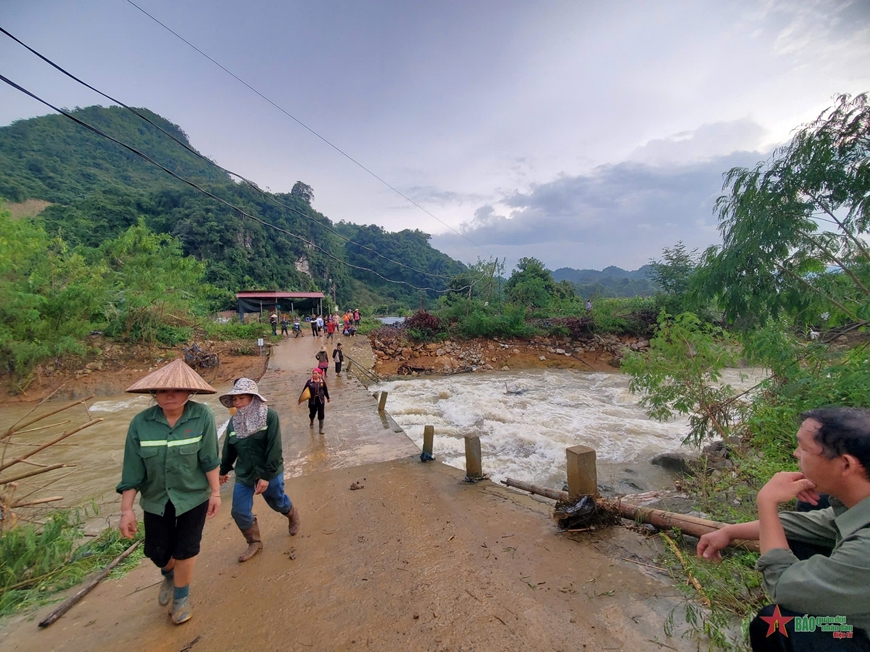 Lực lượng vũ trang huyện Mộc Châu (Sơn La): Tìm thấy thi thể 2 nạn nhân bị lũ cuốn trôi