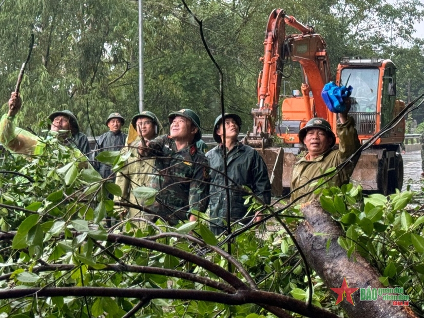 Nghệ An: Lực lượng vũ trang huyện Con Cuông tham gia khắc phục sạt lở tại Quốc lộ 7A