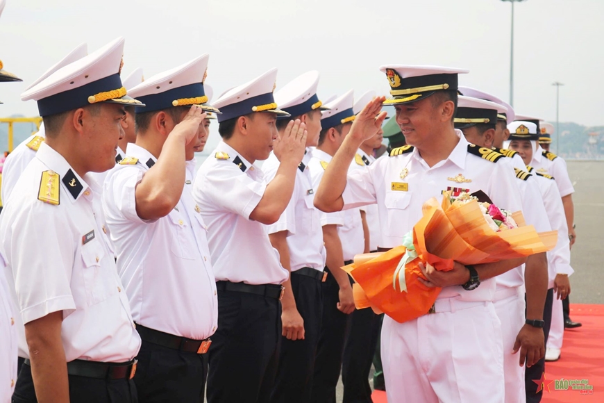 Tàu Hải quân Hoàng gia Malaysia cập Cảng Quốc tế Cam Ranh