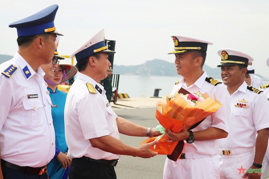 Tàu Hải quân Hoàng gia Malaysia cập Cảng Quốc tế Cam Ranh
