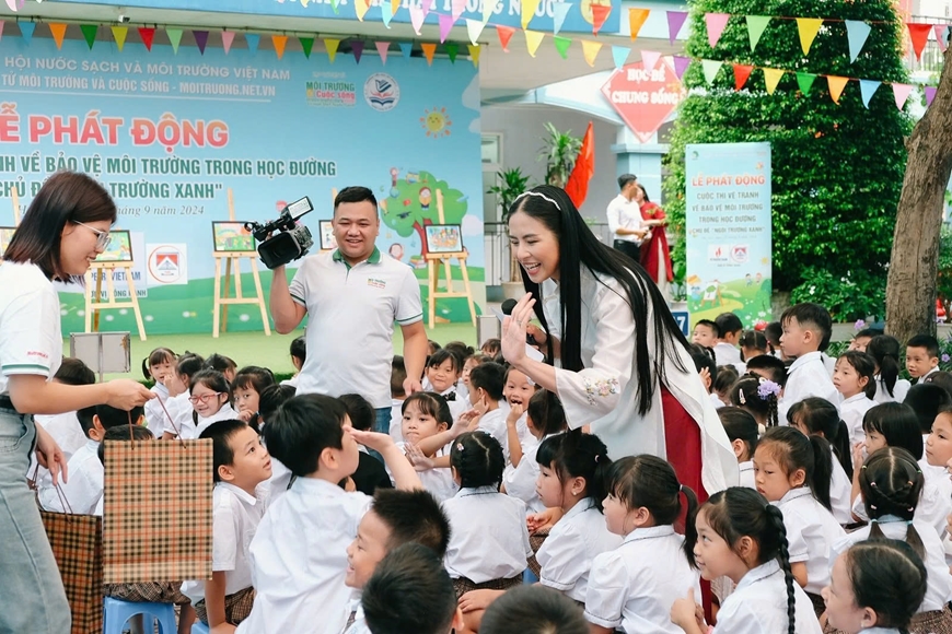 NTK - Hoa hậu Ngọc Hân, Cố vấn truyền thông của Bảo tàng Mỹ thuật Việt Nam, giao lưu cùng các bạn học sinh Trường Tiểu học Mỹ Đình 2 với một mini game trong buổi lễ phát động.