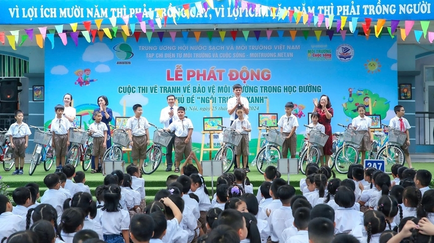 Tại buổi lễ phát động, Tạp chí điện tử Môi trường và Cuộc sống trao 10 phần quà là 10 chiếc xe đạp tặng các em học sinh có hoàn cảnh khó khăn có thành tích học tập tốt.