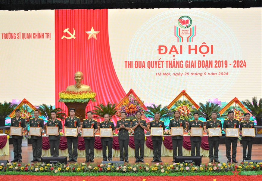 Thủ trưởng nhà trường trao Cờ thi đua và bằng khen tặng các tập thể có thành tích xuất sắc. 
