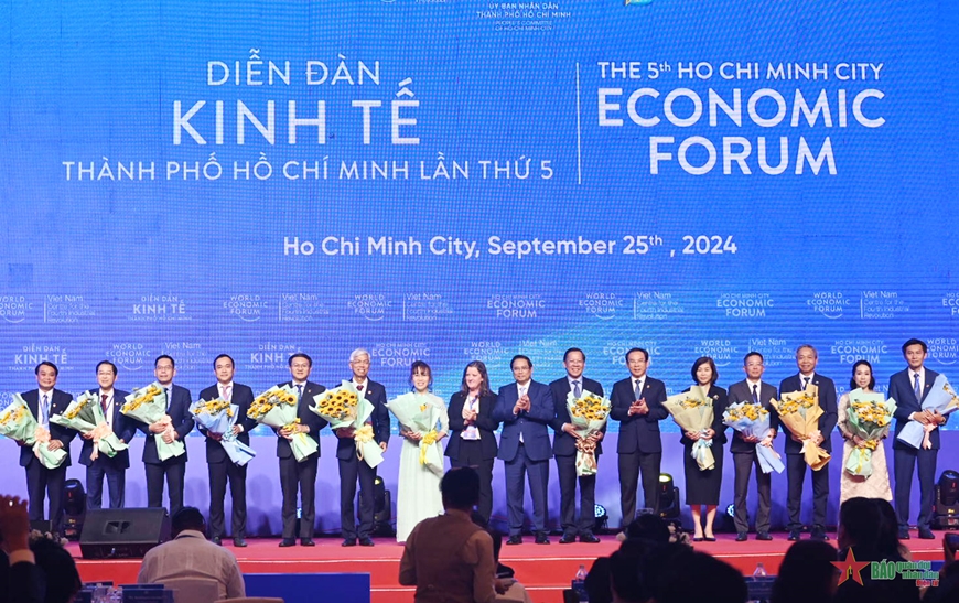 Thủ tướng Phạm Minh Chính chủ trì đối thoại chính sách về chuyển đổi công nghiệp