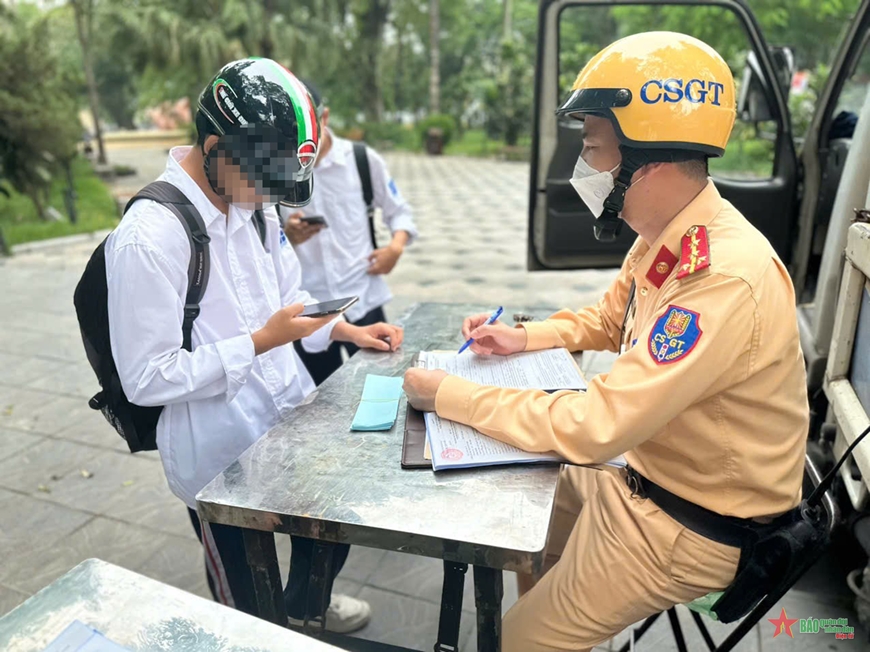 Cảnh sát giao thông xử lý hàng loạt học sinh không đội mũ bảo hiểm