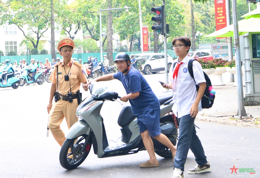 Cảnh sát giao thông xử lý hàng loạt học sinh không đội mũ bảo hiểm
