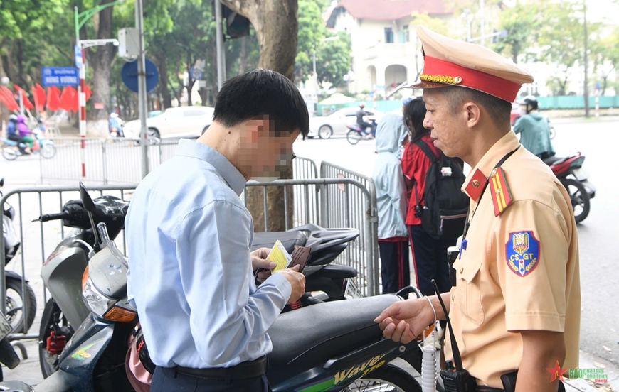 Cảnh sát giao thông xử lý hàng loạt học sinh không đội mũ bảo hiểm
