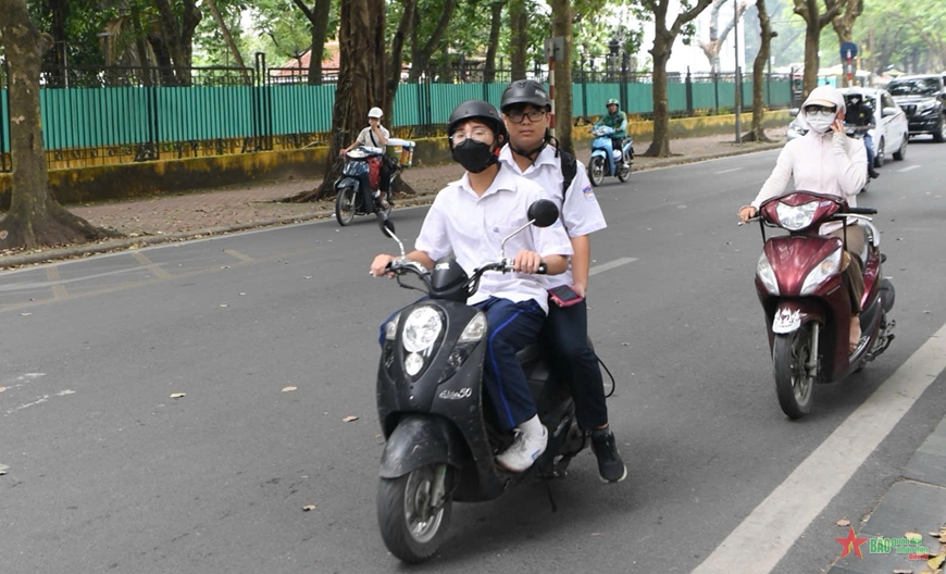 Cảnh sát giao thông xử lý hàng loạt học sinh không đội mũ bảo hiểm