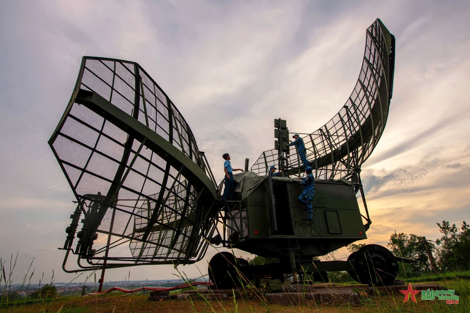 Mắt thần canh trời Tổ quốc