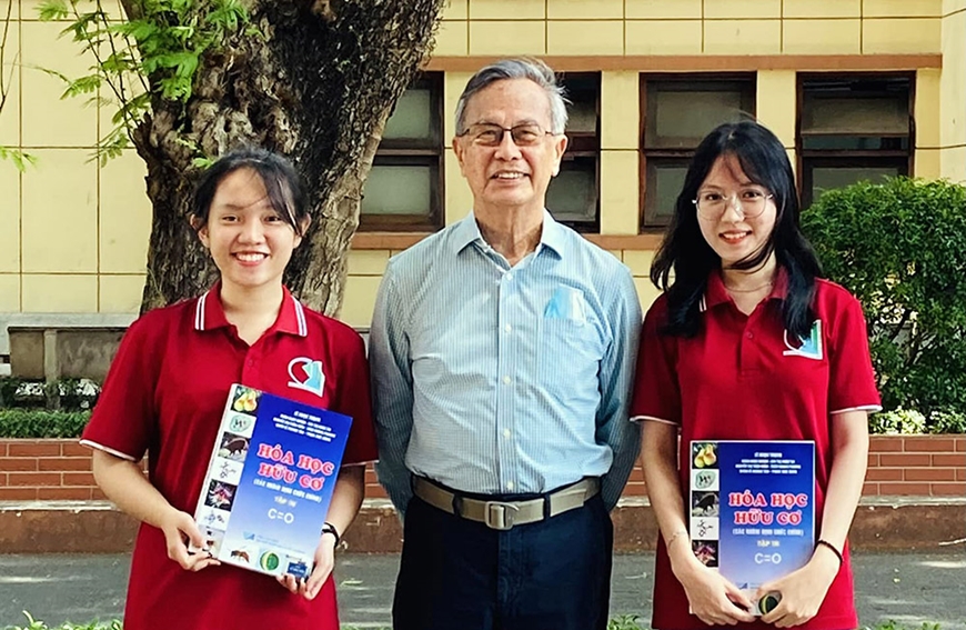 Người thầy dành trọn tiền tiết kiệm 1 tỷ đồng ủng hộ đồng bào bị thiên tai