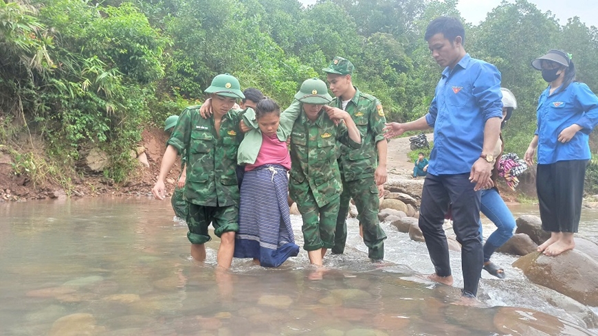 Quảng Bình: Các lực lượng khắc phục đường giao thông hư hỏng do mưa lũ