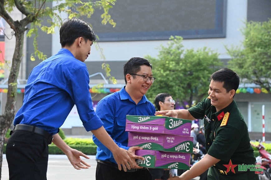 Cần Thơ: Tiếp tục vận chuyển hàng hóa ủng hộ đồng bào bị thiệt hại do bão số 3