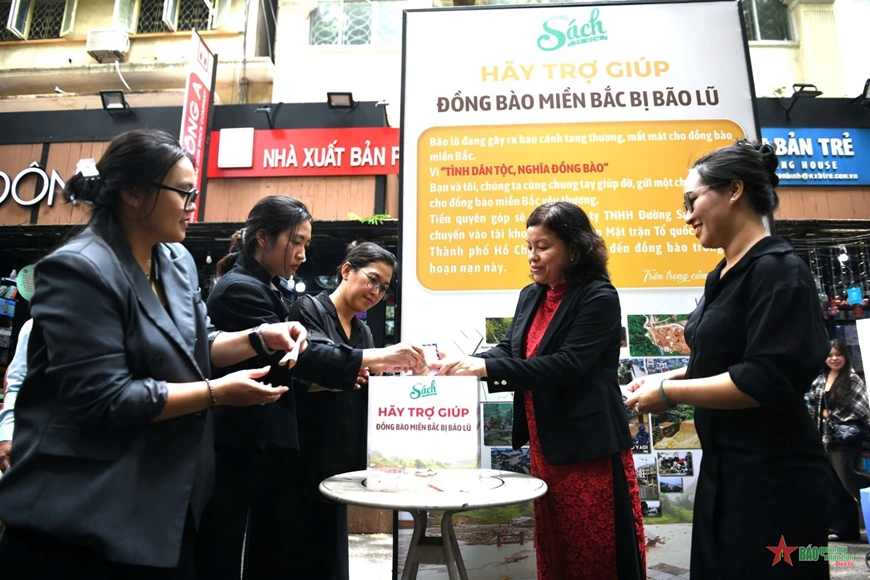 Hội Xuất bản Việt Nam trao 500 triệu đồng ủng hộ đồng bào bị bão lụt