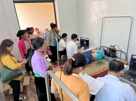 Khám bệnh miễn phí và tặng quà tới hơn 1.200 người dân xã Mường Chiềng