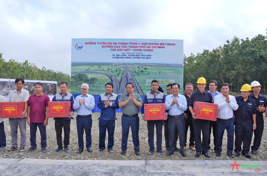 Thủ tướng Phạm Minh Chính khảo sát tiến độ cao tốc TP Hồ Chí Minh - Thủ Dầu Một - Chơn Thành