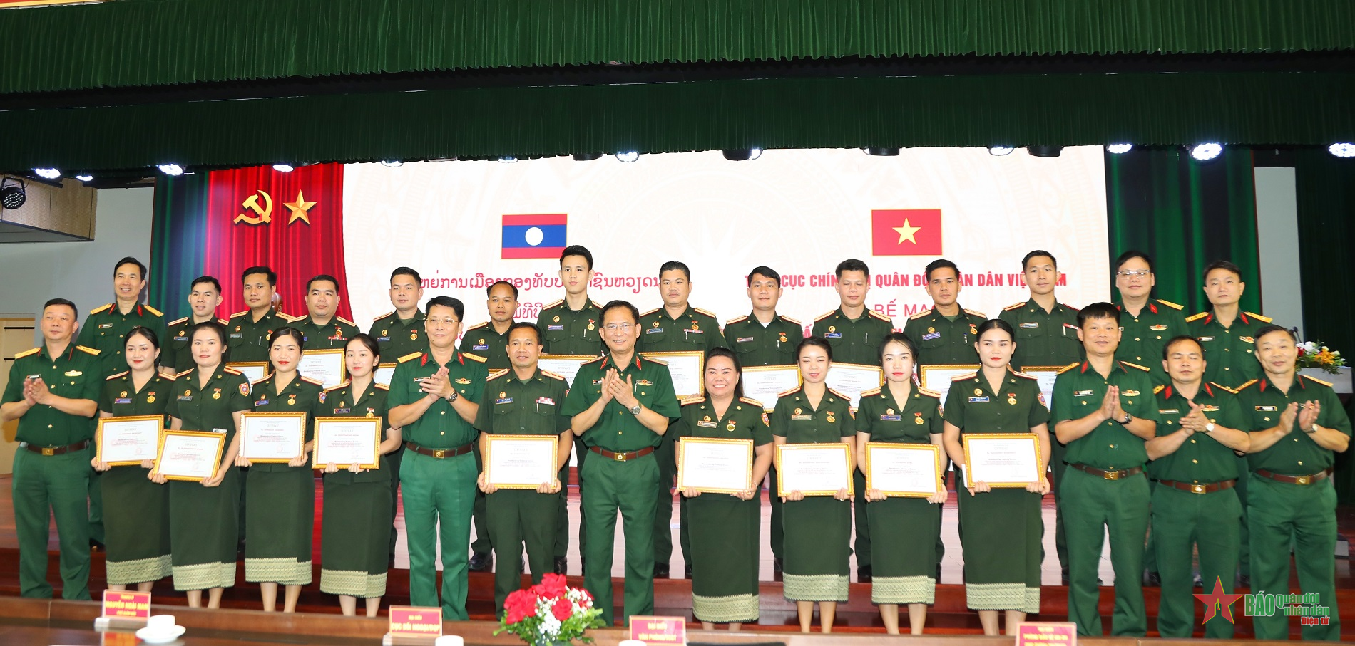 Bế mạc lớp tập huấn nghiệp vụ phát thanh, truyền hình đối với cán bộ Quân đội nhân dân Lào