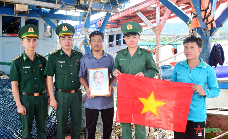 Sát cánh cùng ngư dân vươn khơi, bám biển