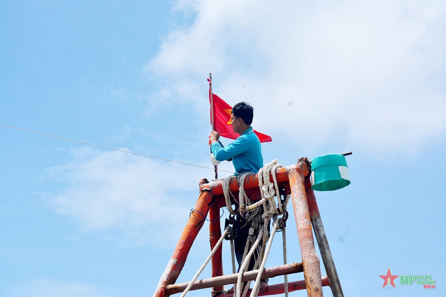 Sát cánh cùng ngư dân vươn khơi, bám biển