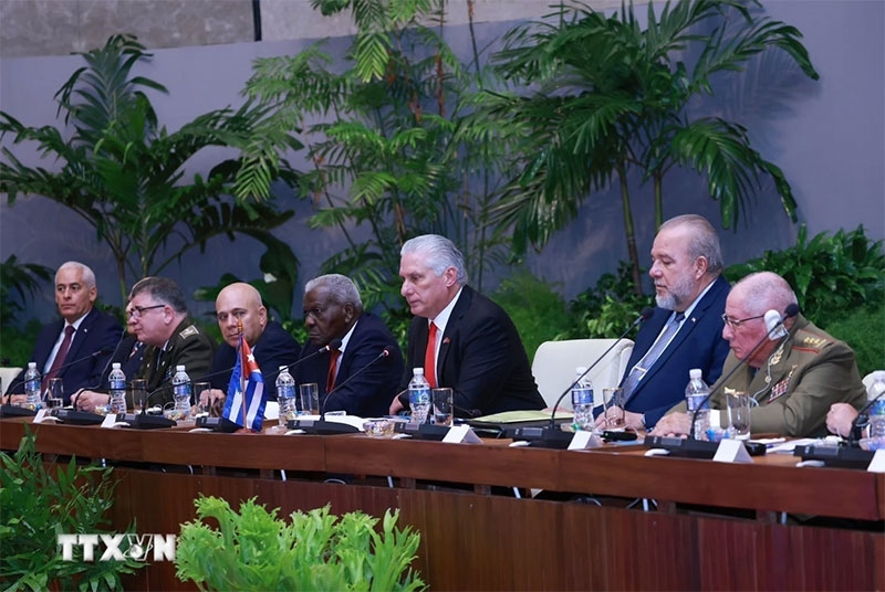 Bí thư thứ nhất Đảng Cộng sản Cuba, Chủ tịch Cuba Miguel Diaz Canel Bermudez và Đoàn cấp cao Cuba tại cuộc hội đàm với Tổng Bí thư, Chủ tịch nước Tô Lâm và Đoàn cấp cao Việt Nam. 