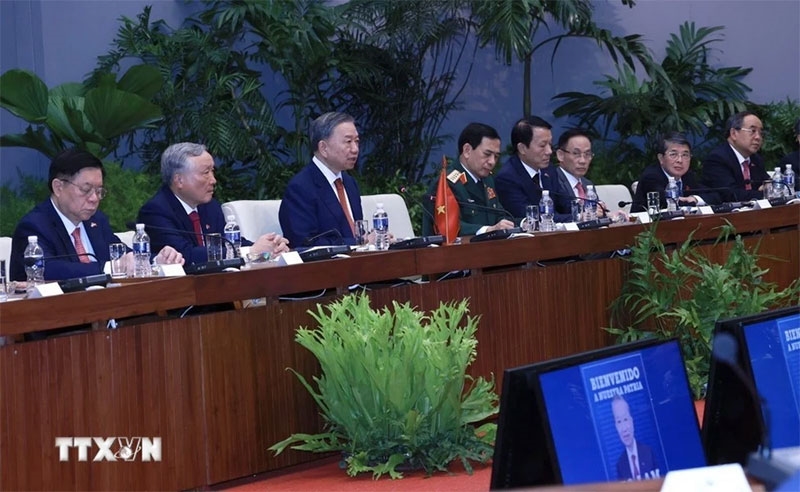 Tổng Bí thư, Chủ tịch nước Tô Lâm và Đoàn Việt Nam tại cuộc hội đàm cấp cao với Bí thư thứ nhất Đảng Cộng sản Cuba, Chủ tịch Cuba Miguel Diaz Canel Bermudez và Đoàn Cuba. 