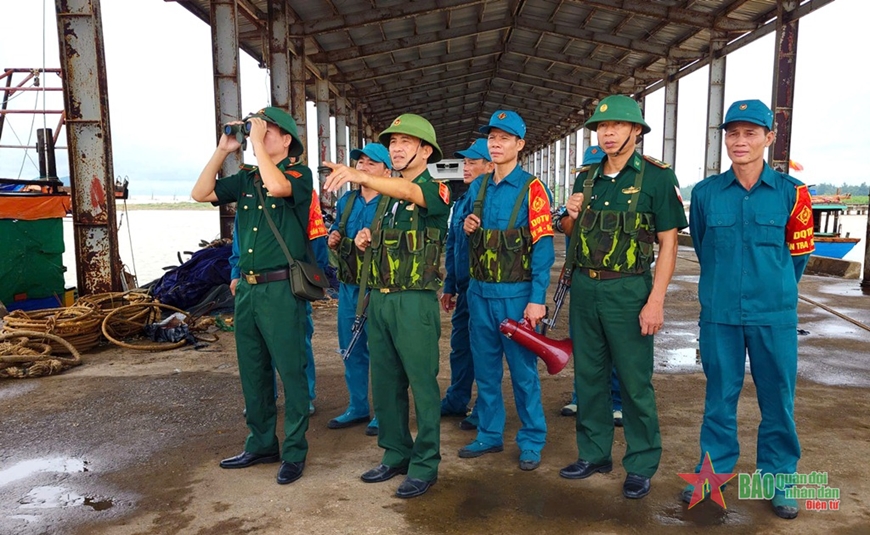 Hà Tĩnh: Dân quân biển đồng hành cùng ngư dân vươn khơi Hà Tĩnh: Dân quân biển đồng hành cùng ngư dân vươn khơi