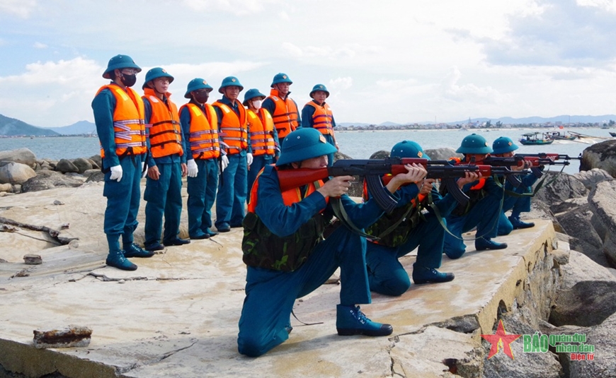 Hà Tĩnh: Dân quân biển đồng hành cùng ngư dân vươn khơi Hà Tĩnh: Dân quân biển đồng hành cùng ngư dân vươn khơi