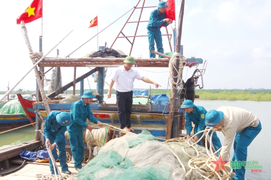 Hà Tĩnh: Dân quân biển đồng hành cùng ngư dân vươn khơi Hà Tĩnh: Dân quân biển đồng hành cùng ngư dân vươn khơi