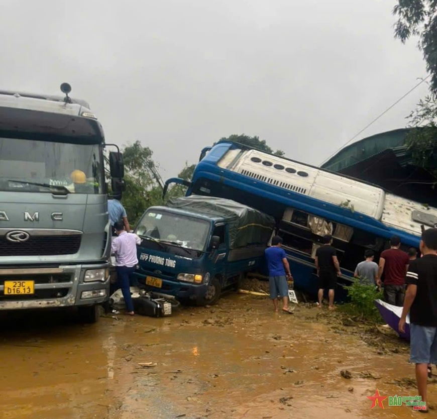 Hà Giang: Mưa lớn, sạt lở khiến 3 người thương vong, mất tích, vùi lấp nhiều nhà dân và phương tiện