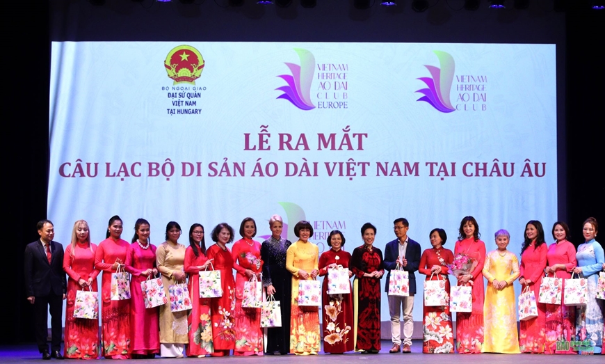 Nhân lên tình yêu áo dài Việt Nam ở châu Âu