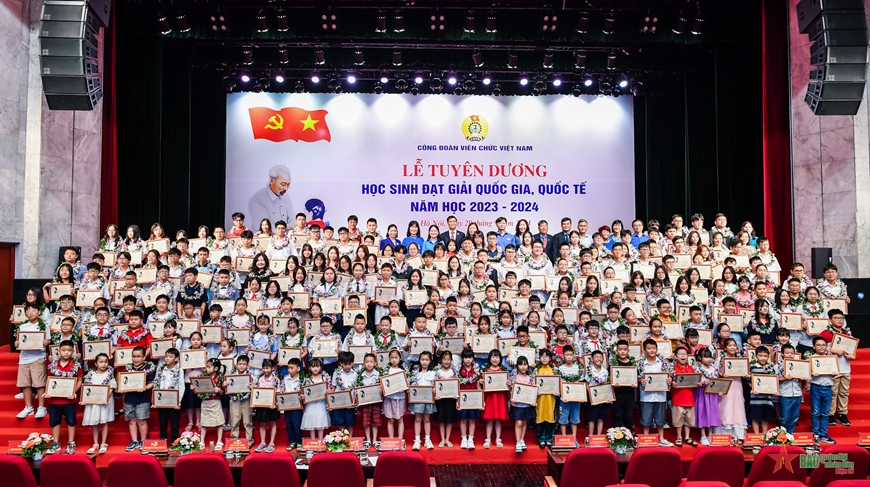 Công đoàn viên chức Việt Nam tuyên dương học sinh đạt giải quốc gia, quốc tế năm 2023-2024