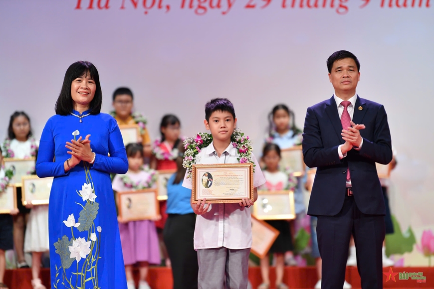 Công đoàn viên chức Việt Nam tuyên dương học sinh đạt giải quốc gia, quốc tế năm 2023-2024