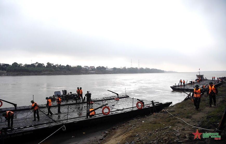 Bộ đội Công binh bắt đầu bắc cầu phao tạm thay thế cầu Phong Châu (Phú Thọ)