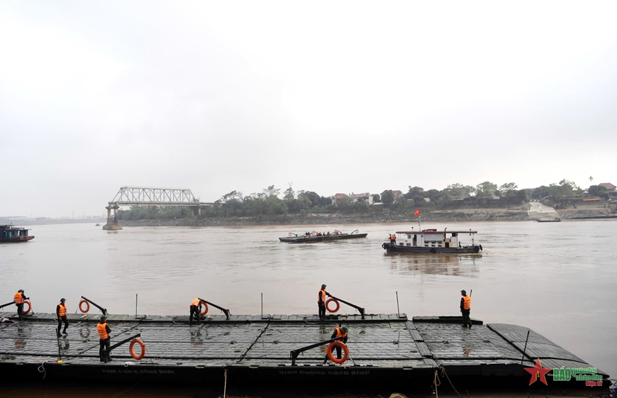 Bộ đội Công binh bắt đầu bắc cầu phao tạm thay thế cầu Phong Châu (Phú Thọ)