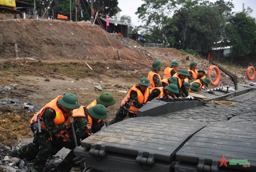 Bộ đội Công binh bắt đầu bắc cầu phao tạm thay thế cầu Phong Châu (Phú Thọ)