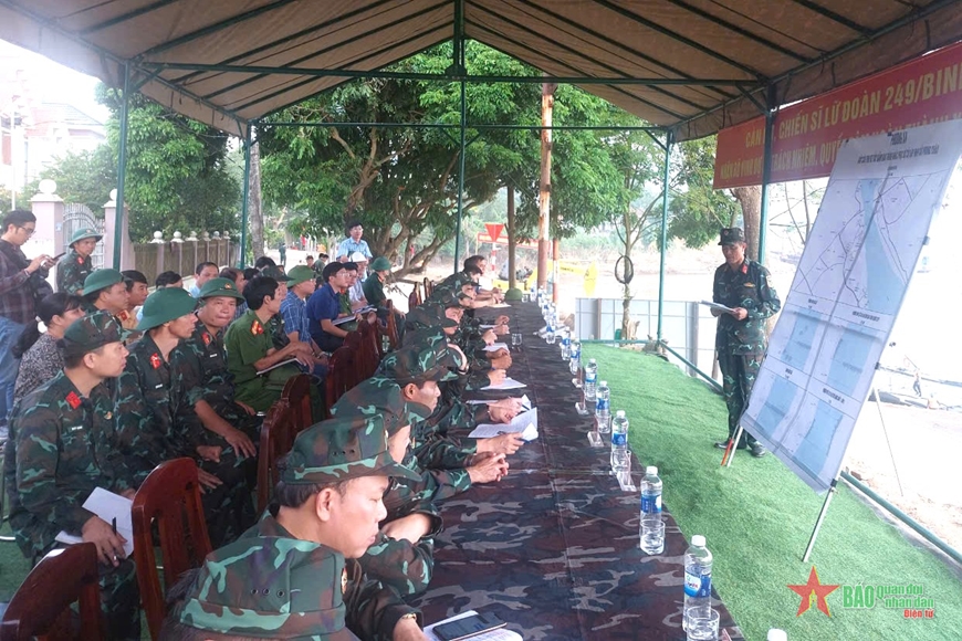 Bộ đội Công binh bắt đầu bắc cầu phao tạm thay thế cầu Phong Châu (Phú Thọ)