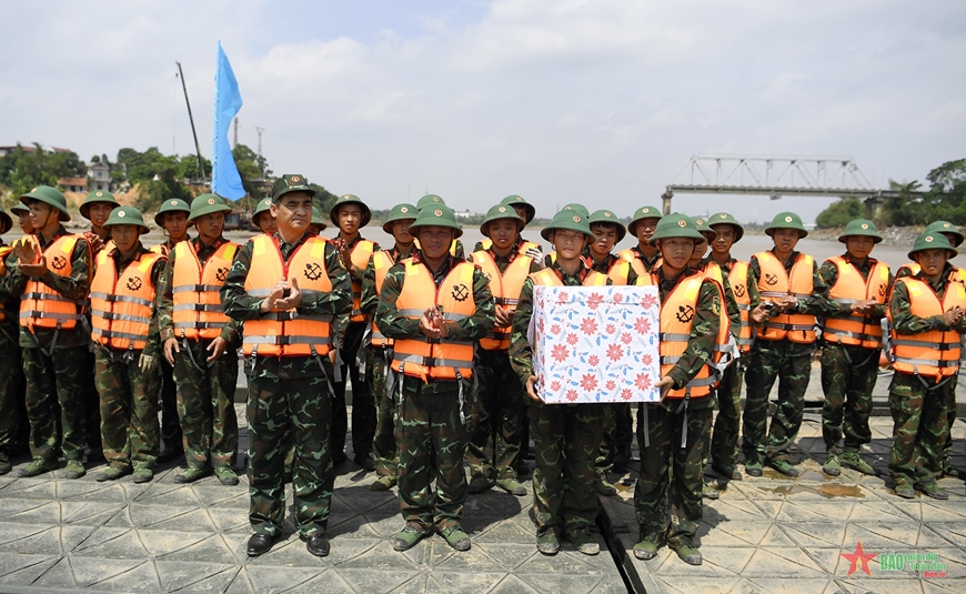 Bộ đội Công binh hoàn thành cầu phao tạm thay thế cầu Phong Châu (Phú Thọ)