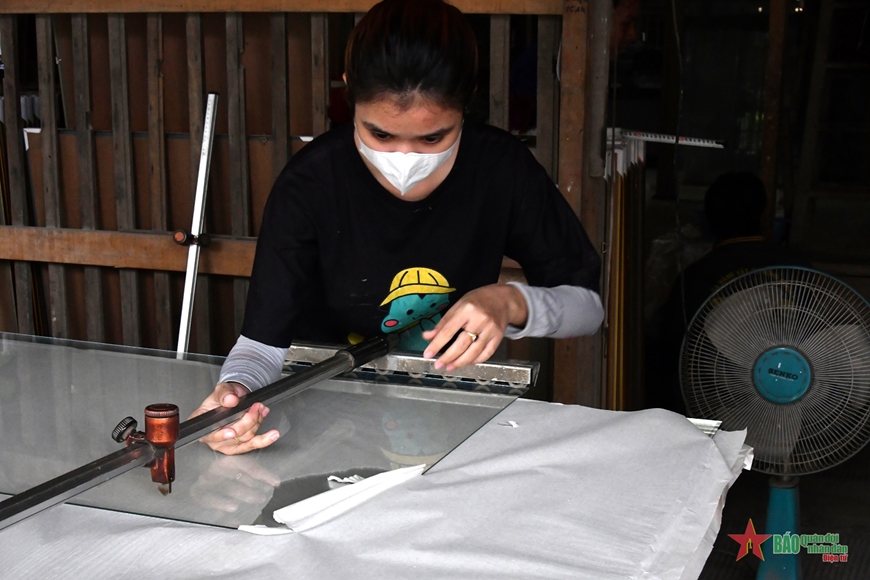 Về An Giang xem nghề tranh vẽ kính