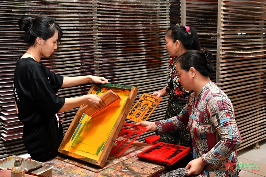 Về An Giang xem nghề tranh vẽ kính