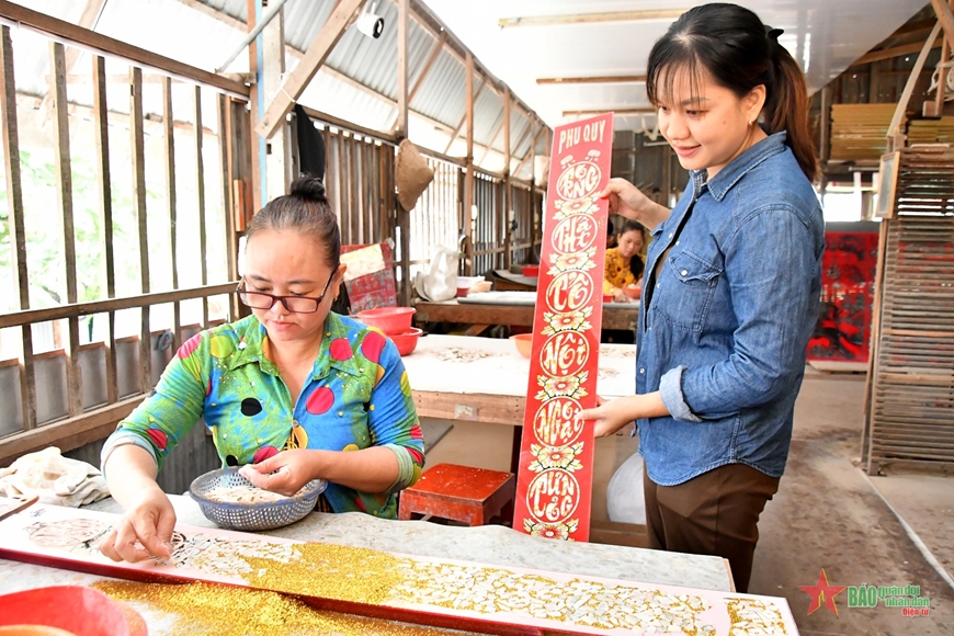 Về An Giang xem nghề tranh vẽ kính