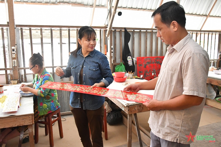 Về An Giang xem nghề tranh vẽ kính