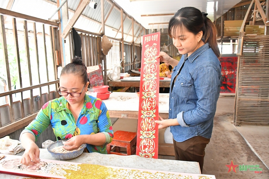 Về An Giang xem nghề tranh vẽ kính