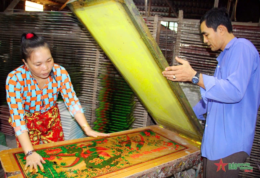 Về An Giang xem nghề tranh vẽ kính